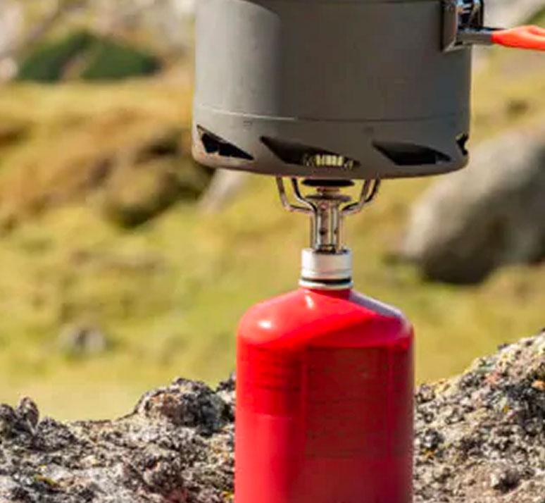 Dettaglio su bombola per camper o per campeggio in un contesto esterno