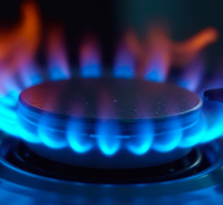 Primo piano di un fornello accesso con bombola a gas