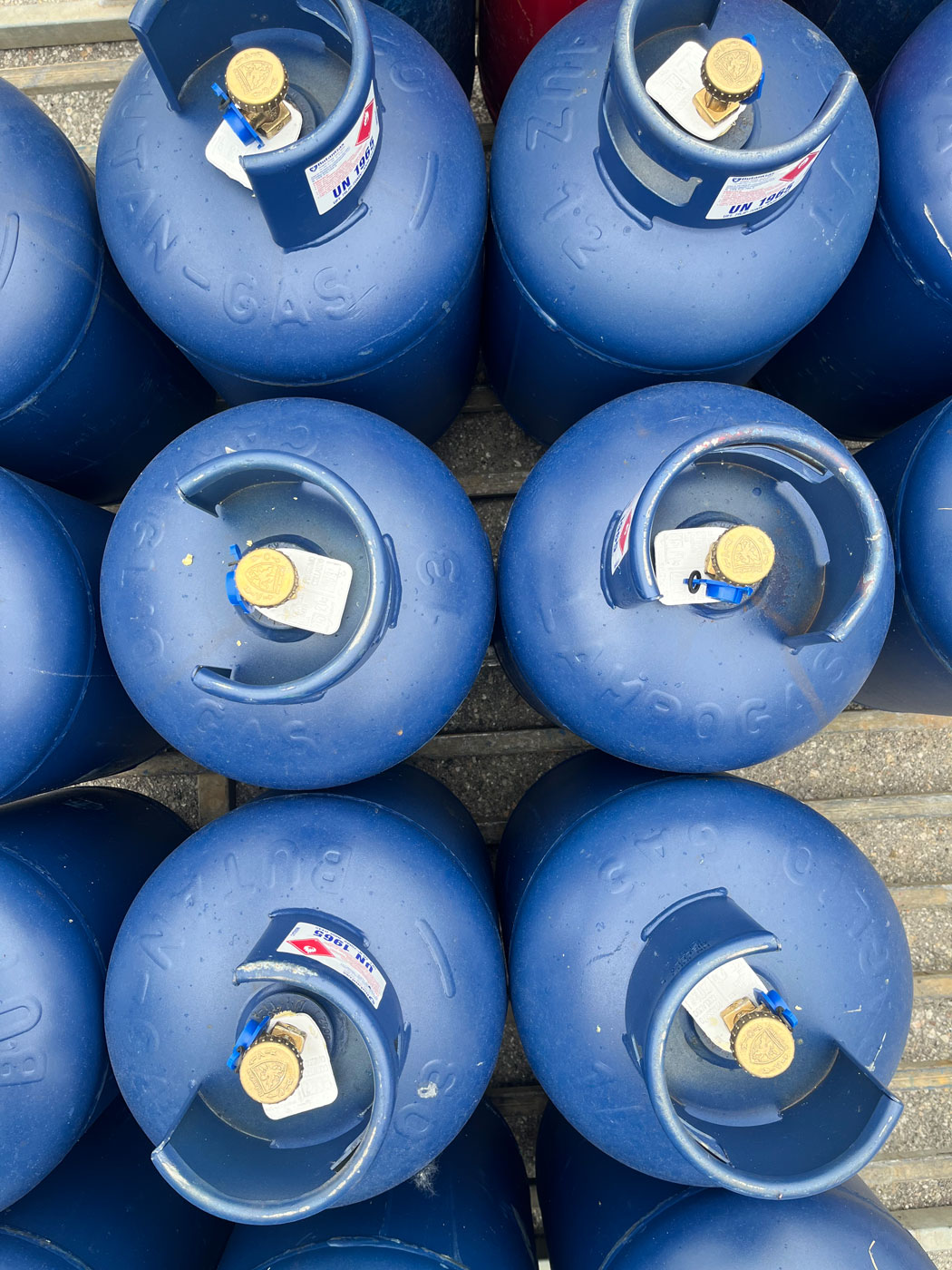 Bombole GPL industriali blu inquadrate dall'alto