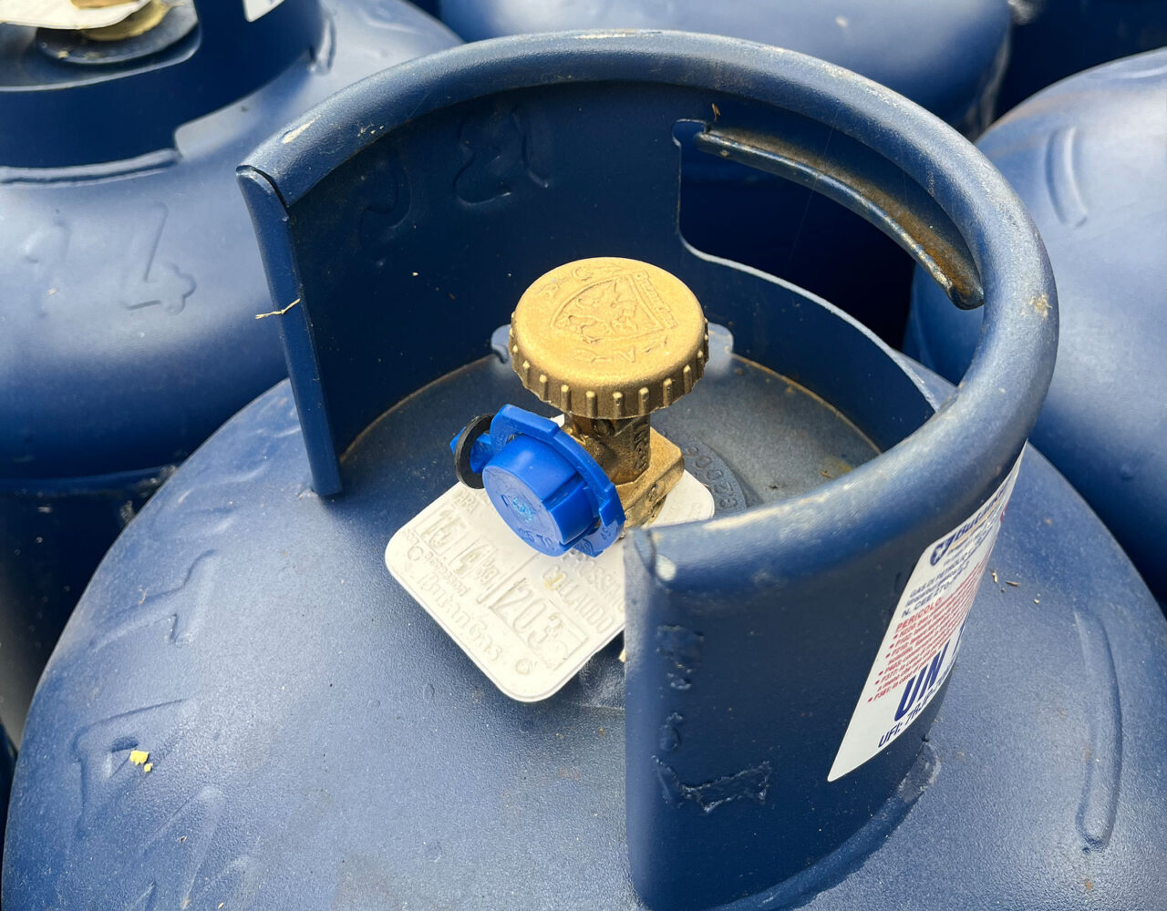 Dettaglio su valvola di una bombola gpl di colore blu